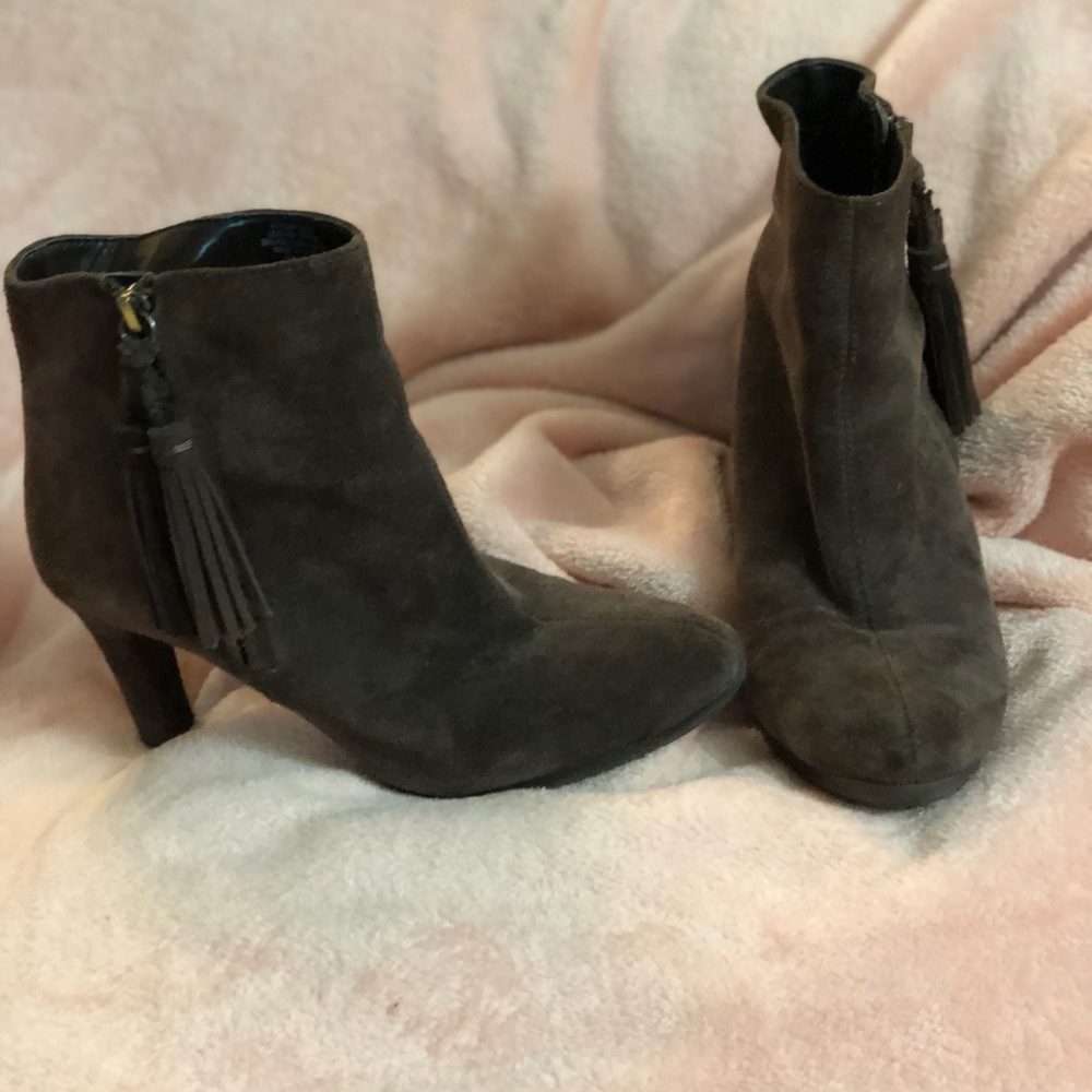 Size 6.5 brown suede heeled ankle booties